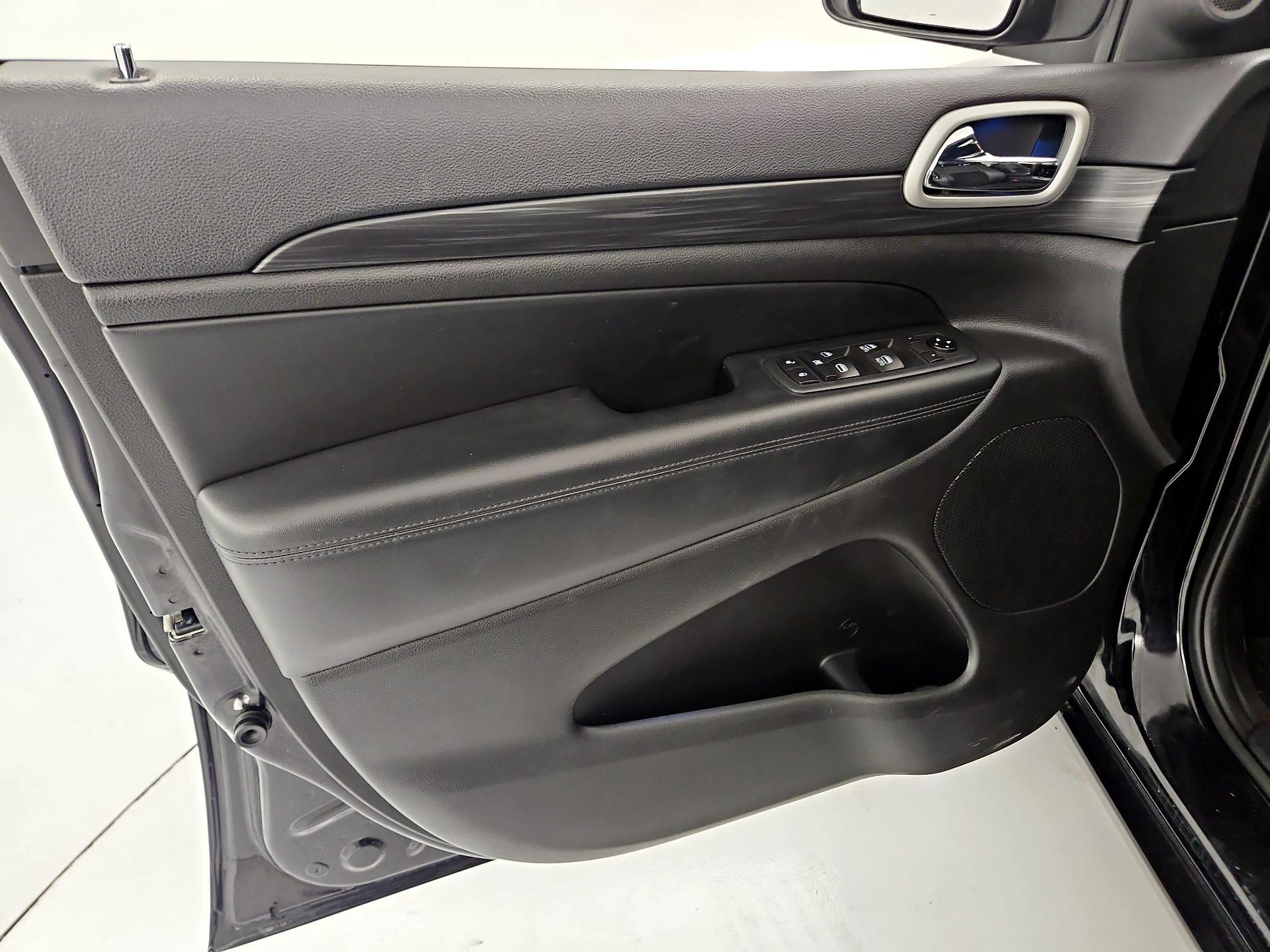 Thumbnail: 2020 Jeep Grand Cherokee - 12