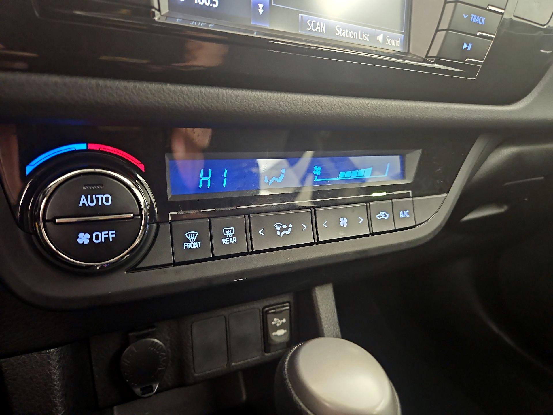 Thumbnail: 2015 Toyota Corolla - 16