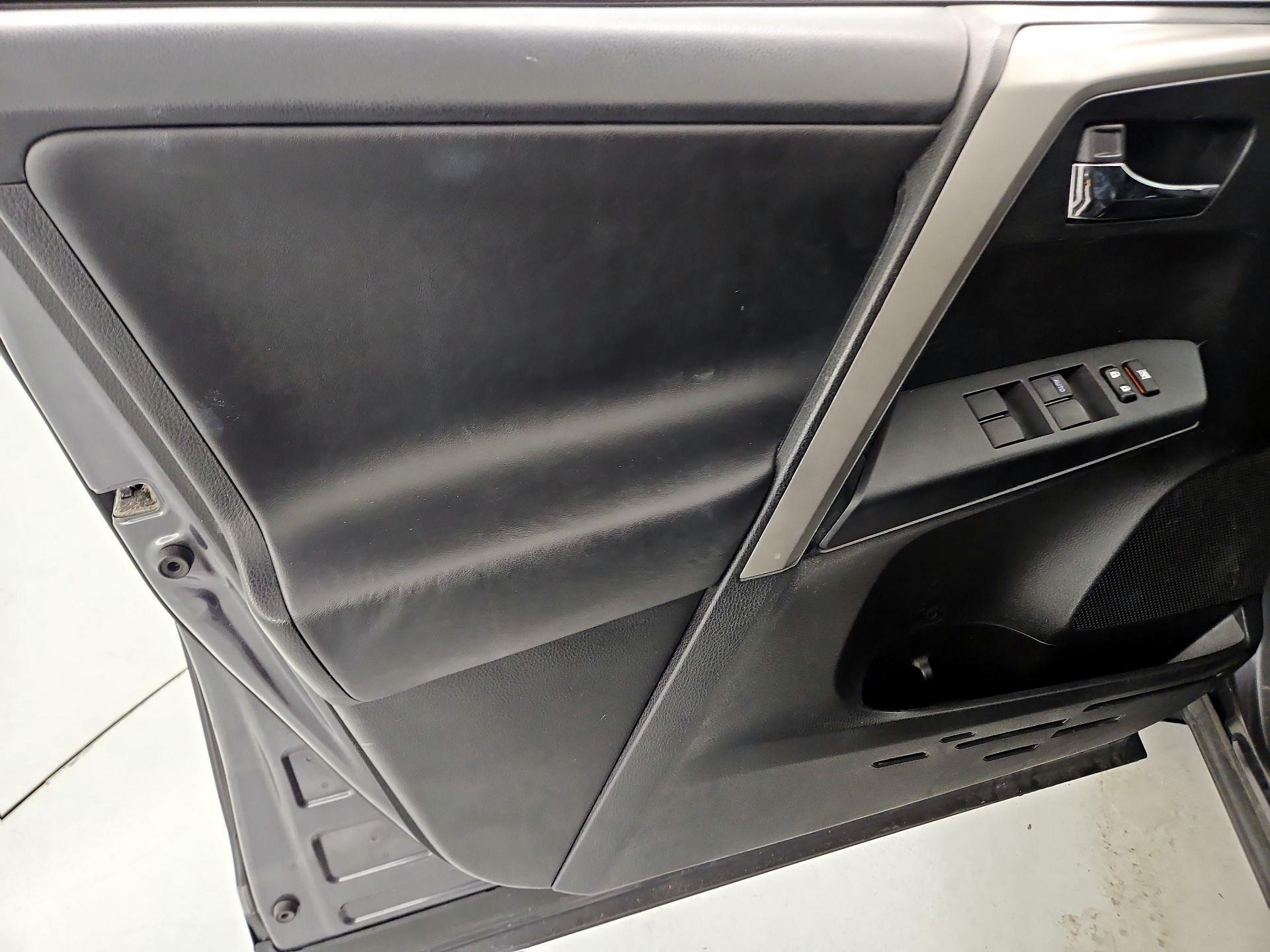 Thumbnail: 2016 Toyota RAV4 - 12