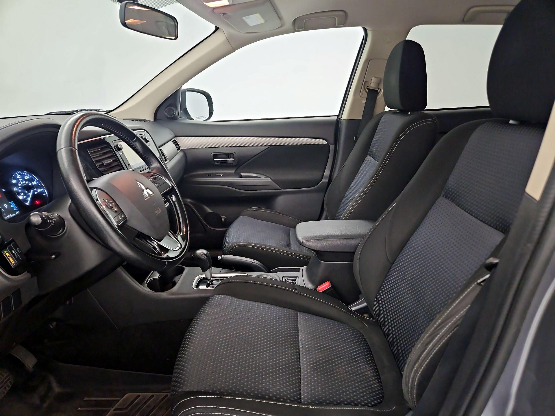 Thumbnail: 2016 Mitsubishi Outlander - 11