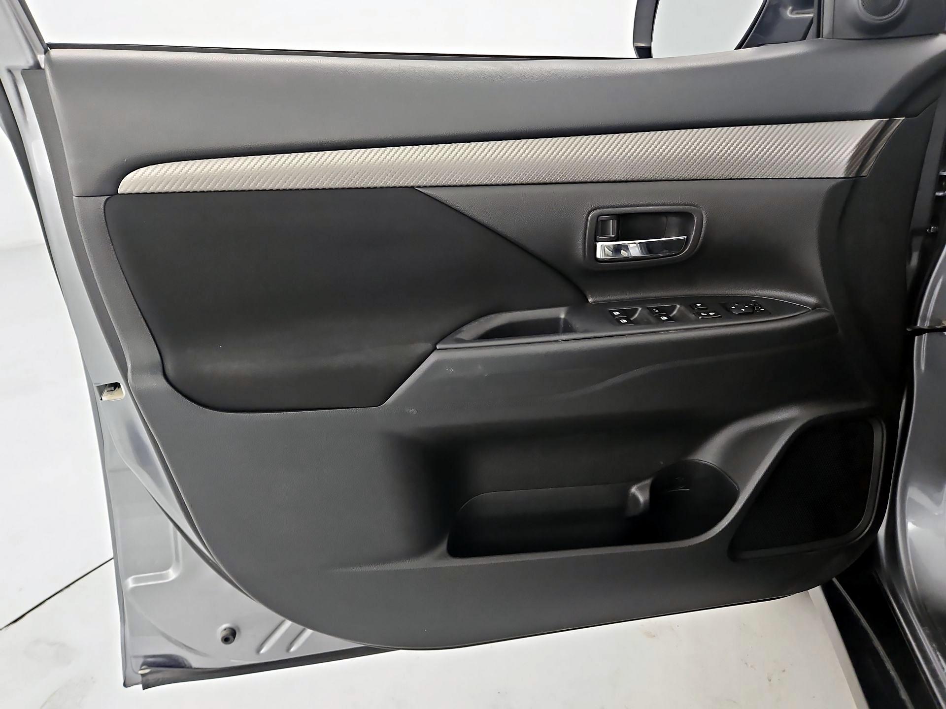 Thumbnail: 2016 Mitsubishi Outlander - 12