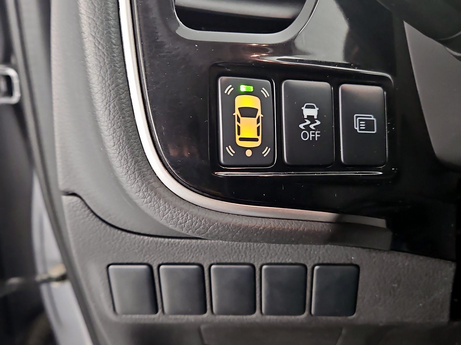 Thumbnail: 2016 Mitsubishi Outlander - 13