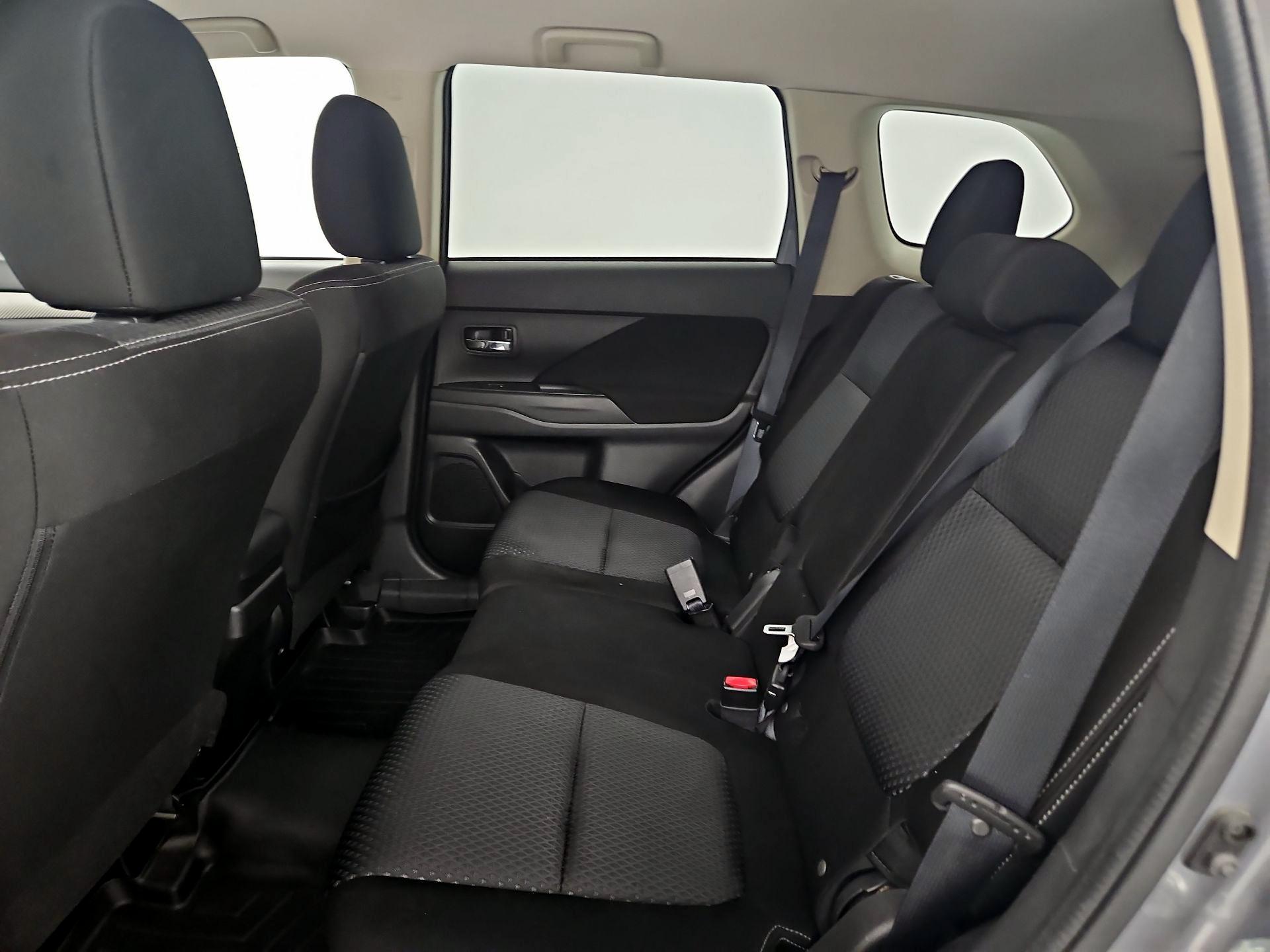 Thumbnail: 2016 Mitsubishi Outlander - 20