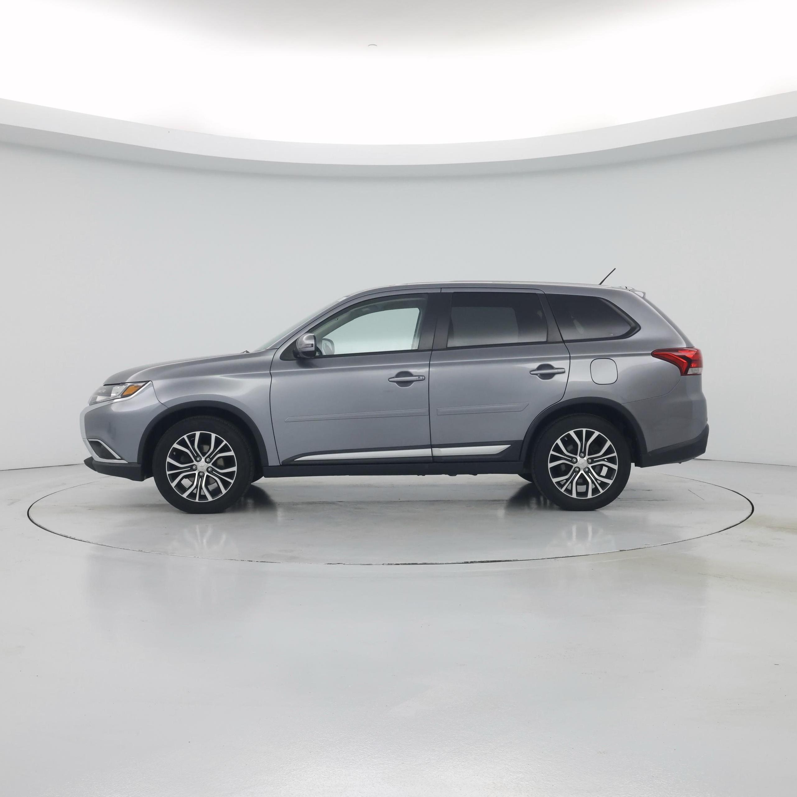 Thumbnail: 2016 Mitsubishi Outlander - 3