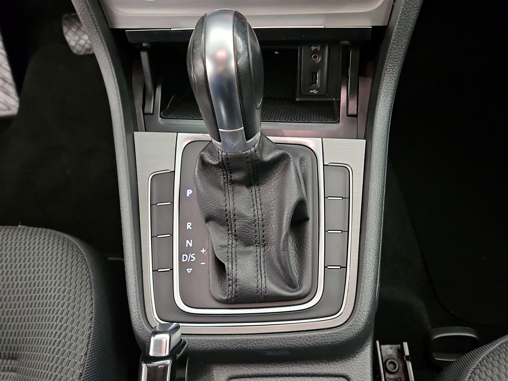 Thumbnail: 2016 Volkswagen Golf - 17