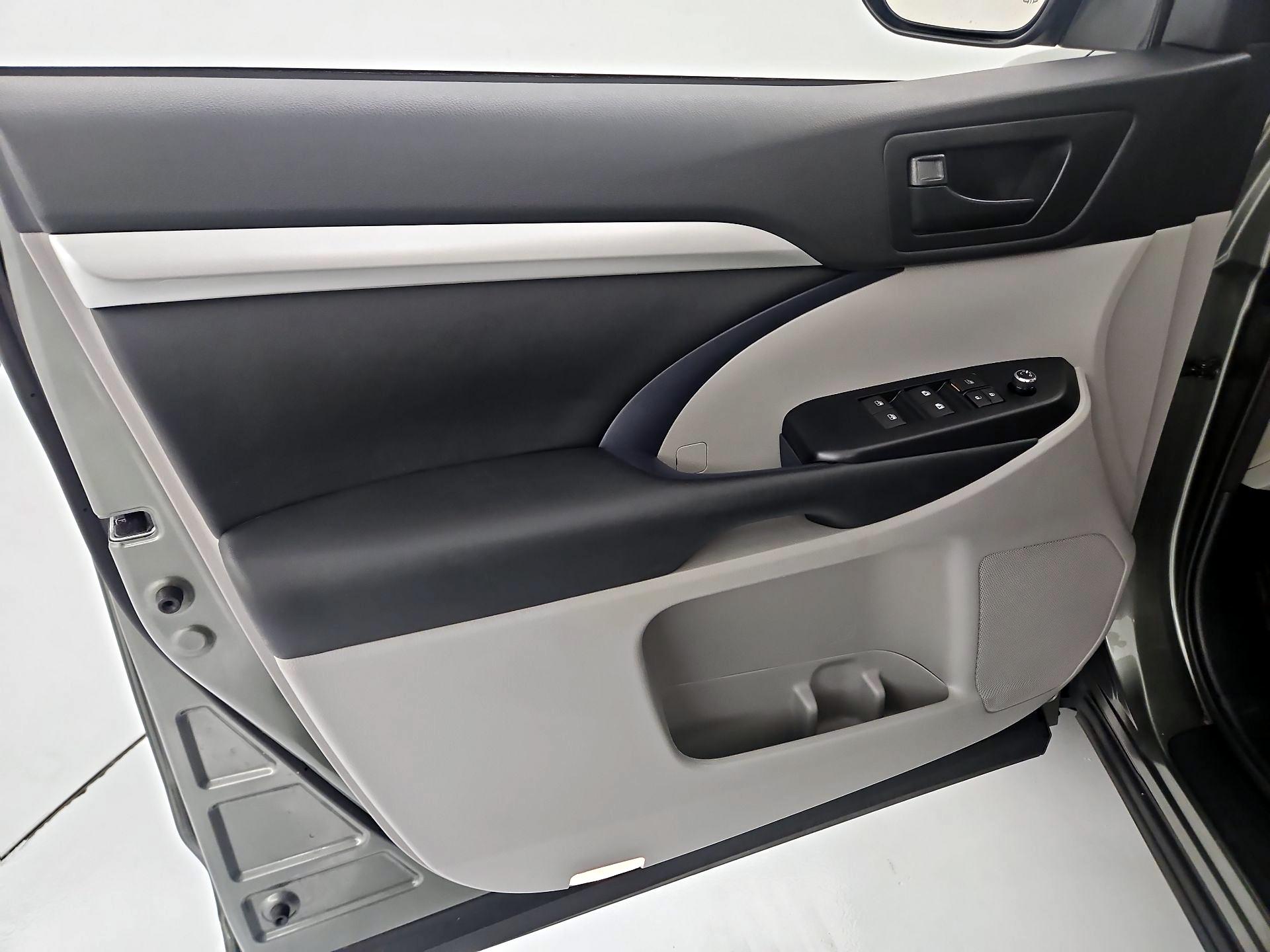 Thumbnail: 2015 Toyota Highlander - 12