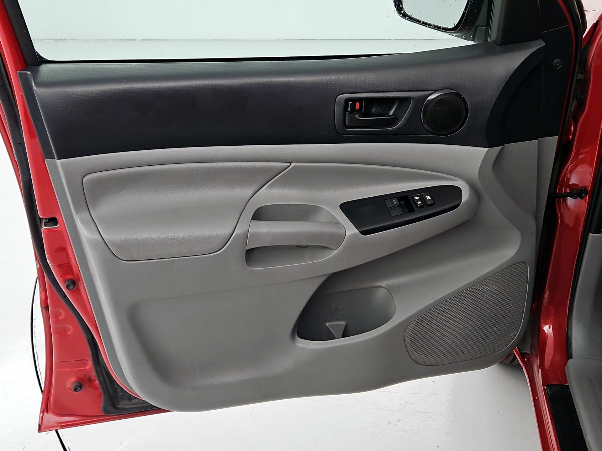 Thumbnail: 2015 Toyota Tacoma - 12