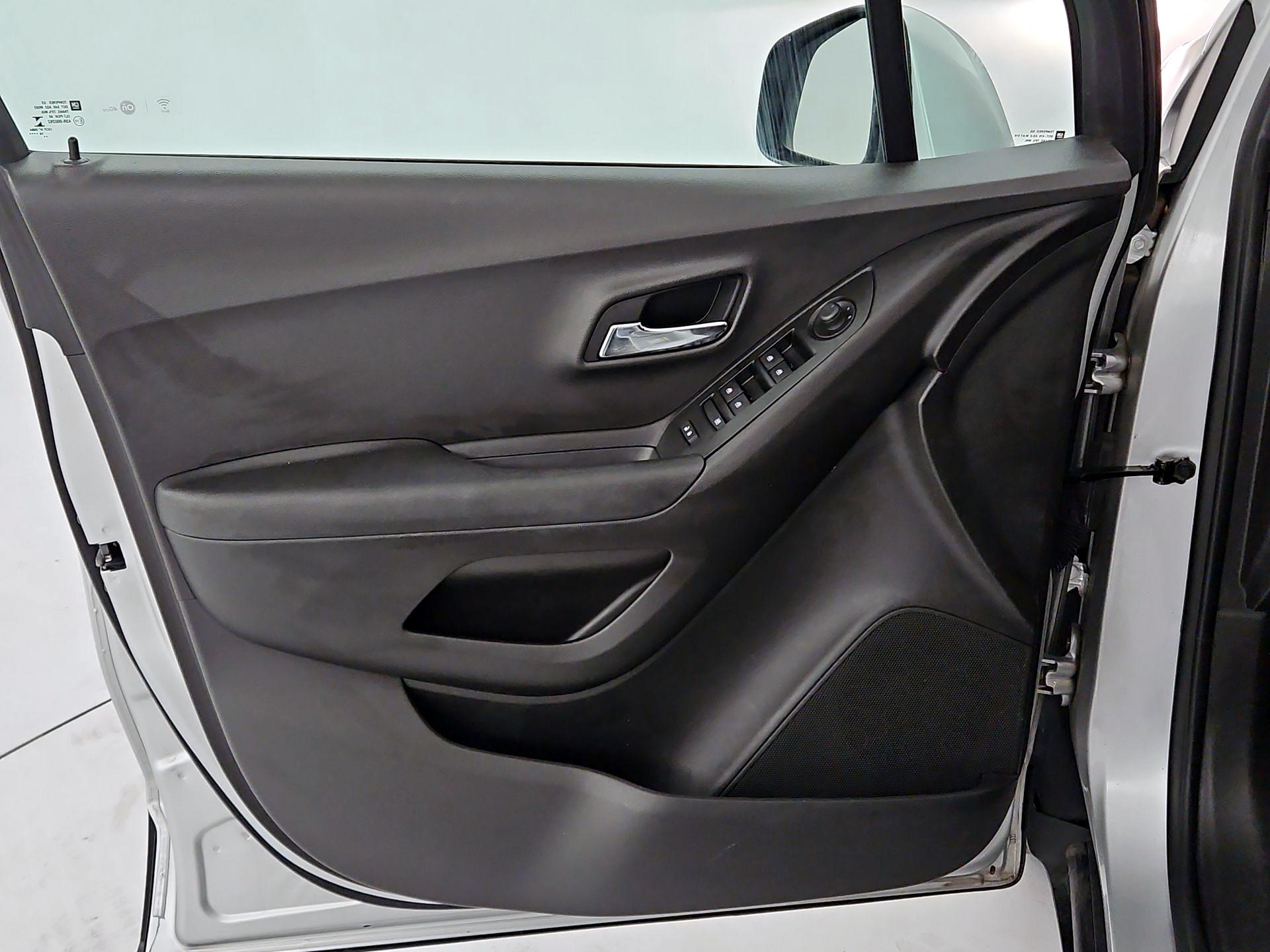 Thumbnail: 2017 Chevrolet Trax - 12