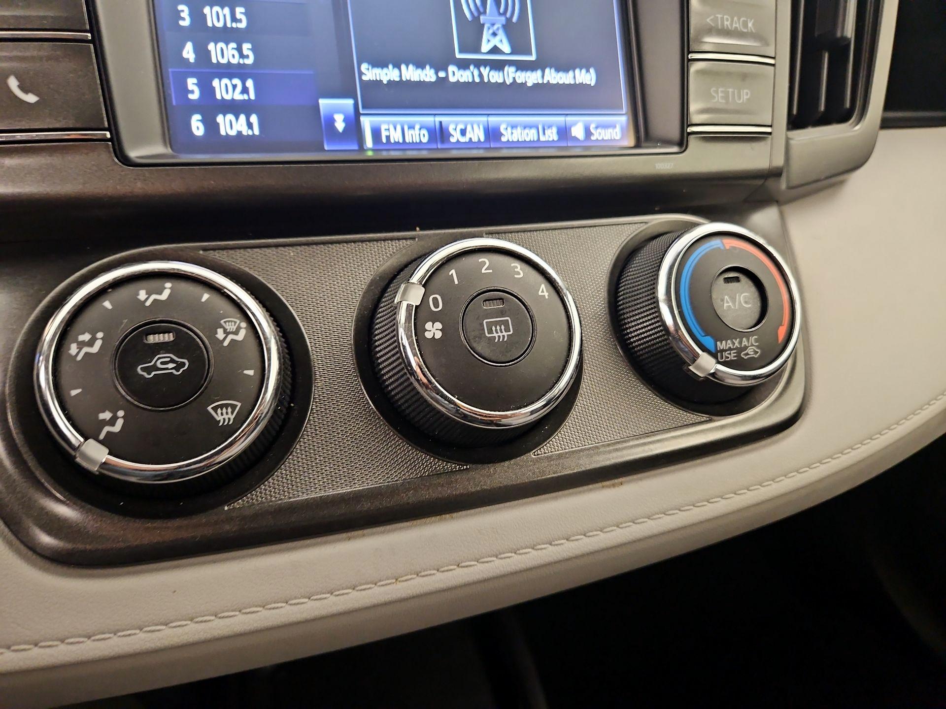 Thumbnail: 2014 Toyota RAV4 - 16