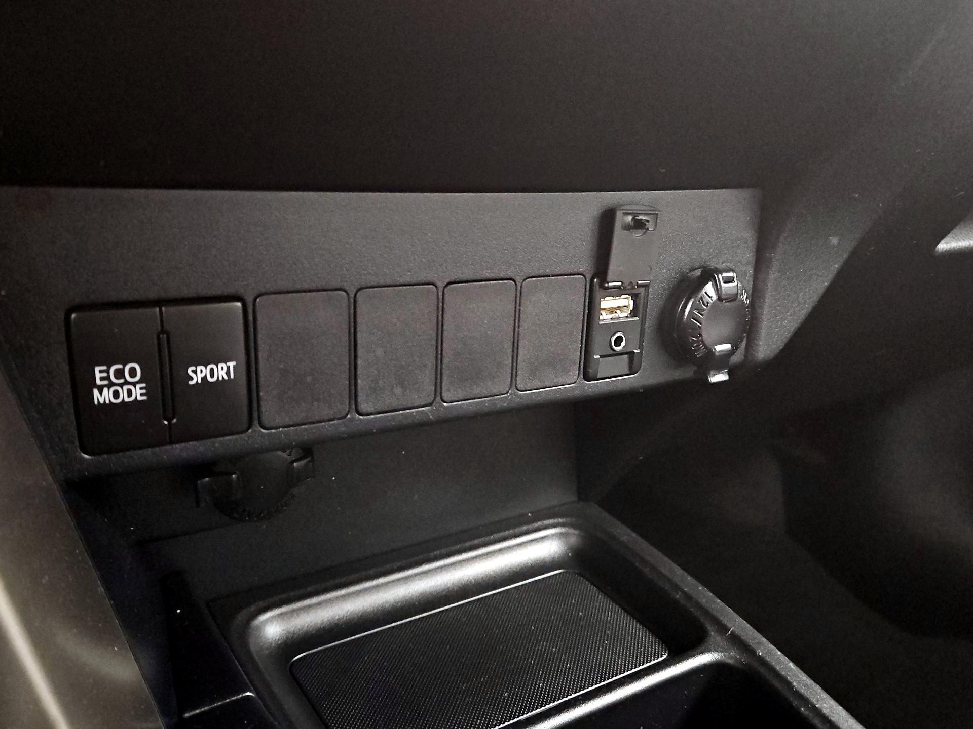 Thumbnail: 2014 Toyota RAV4 - 18