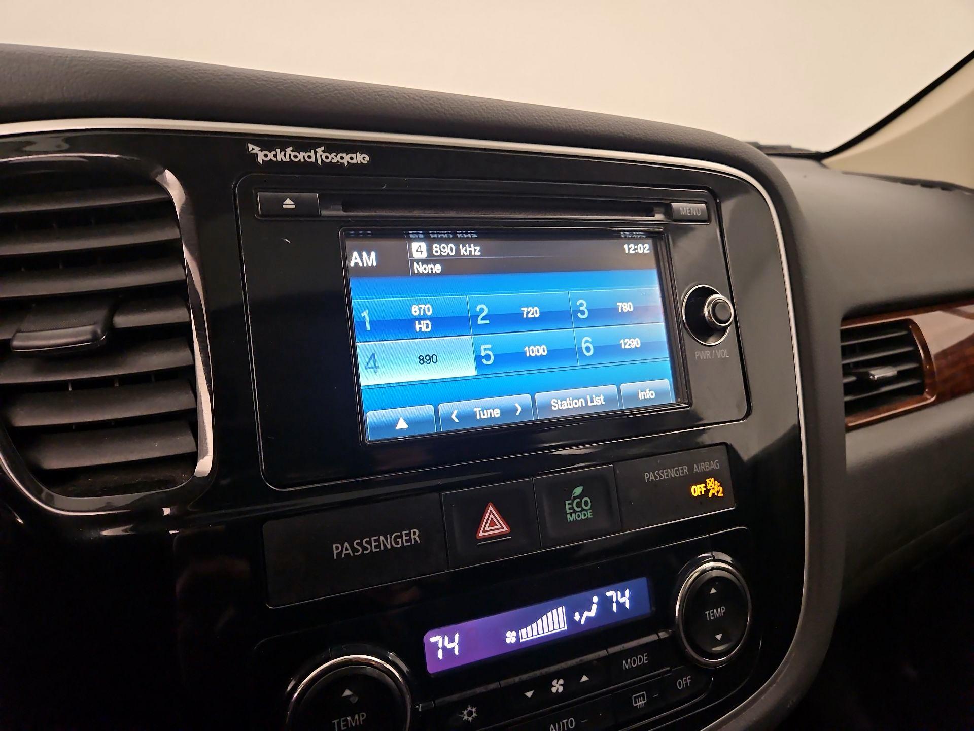 Thumbnail: 2015 Mitsubishi Outlander - 15