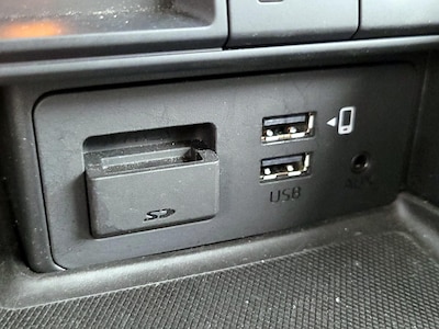 USB/AUX Ports