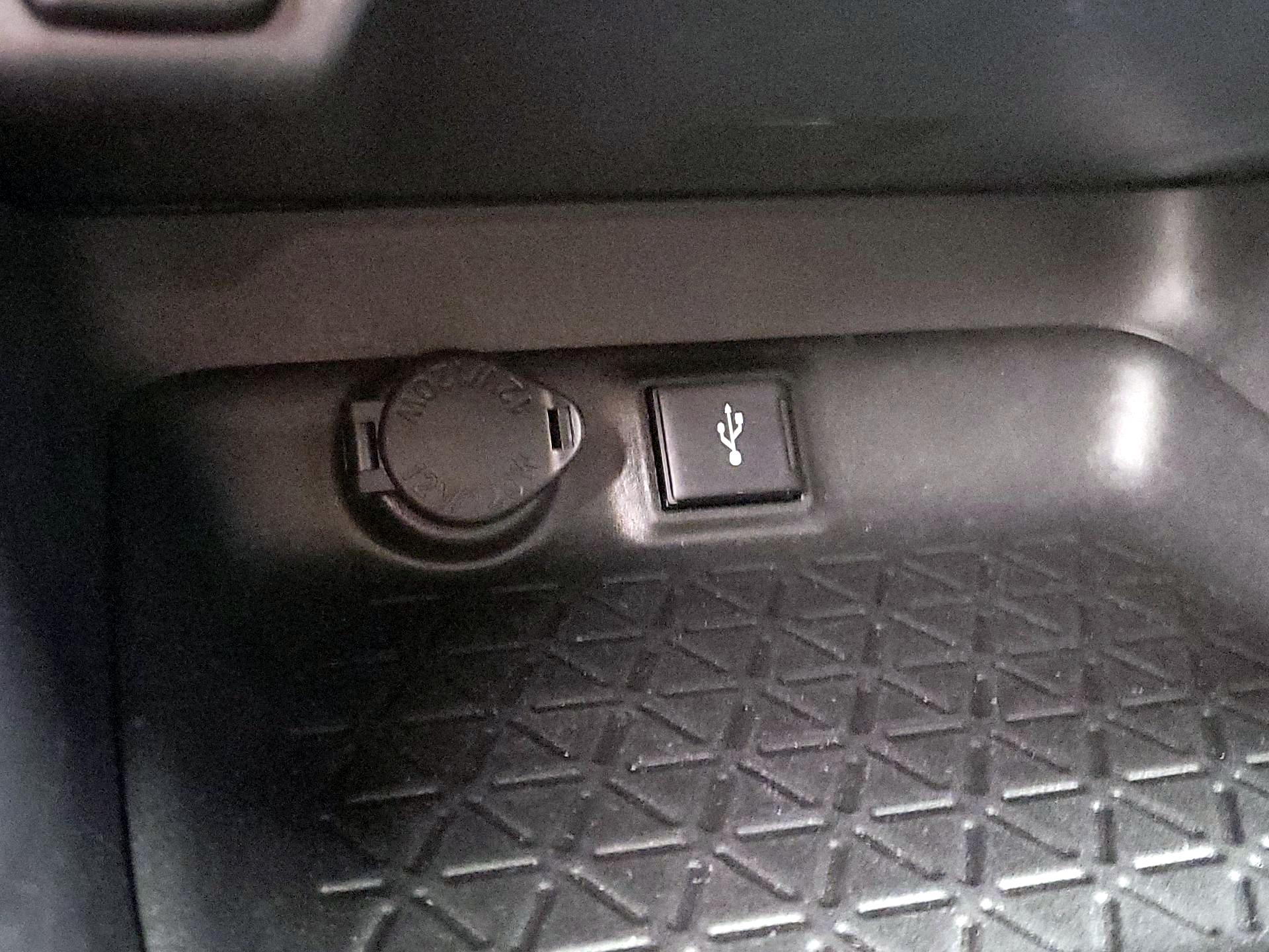 Thumbnail: 2021 Toyota RAV4 - 18