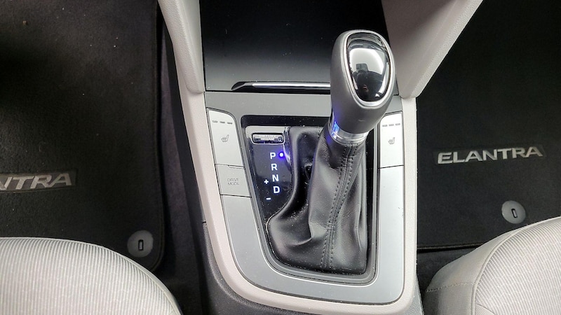 2017 Hyundai Elantra SE 17