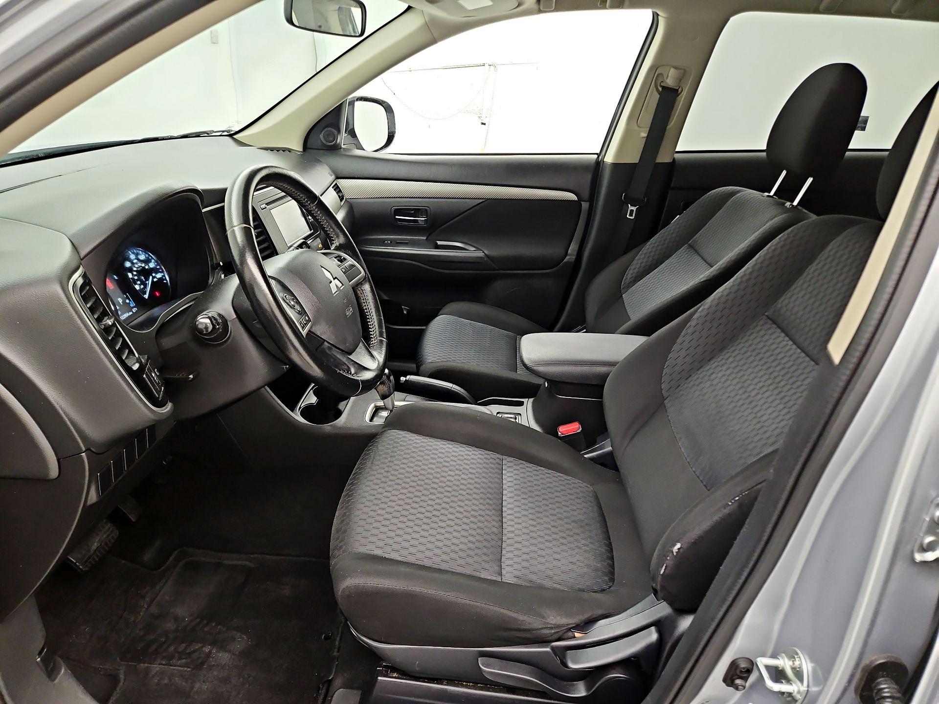 Thumbnail: 2014 Mitsubishi Outlander - 11