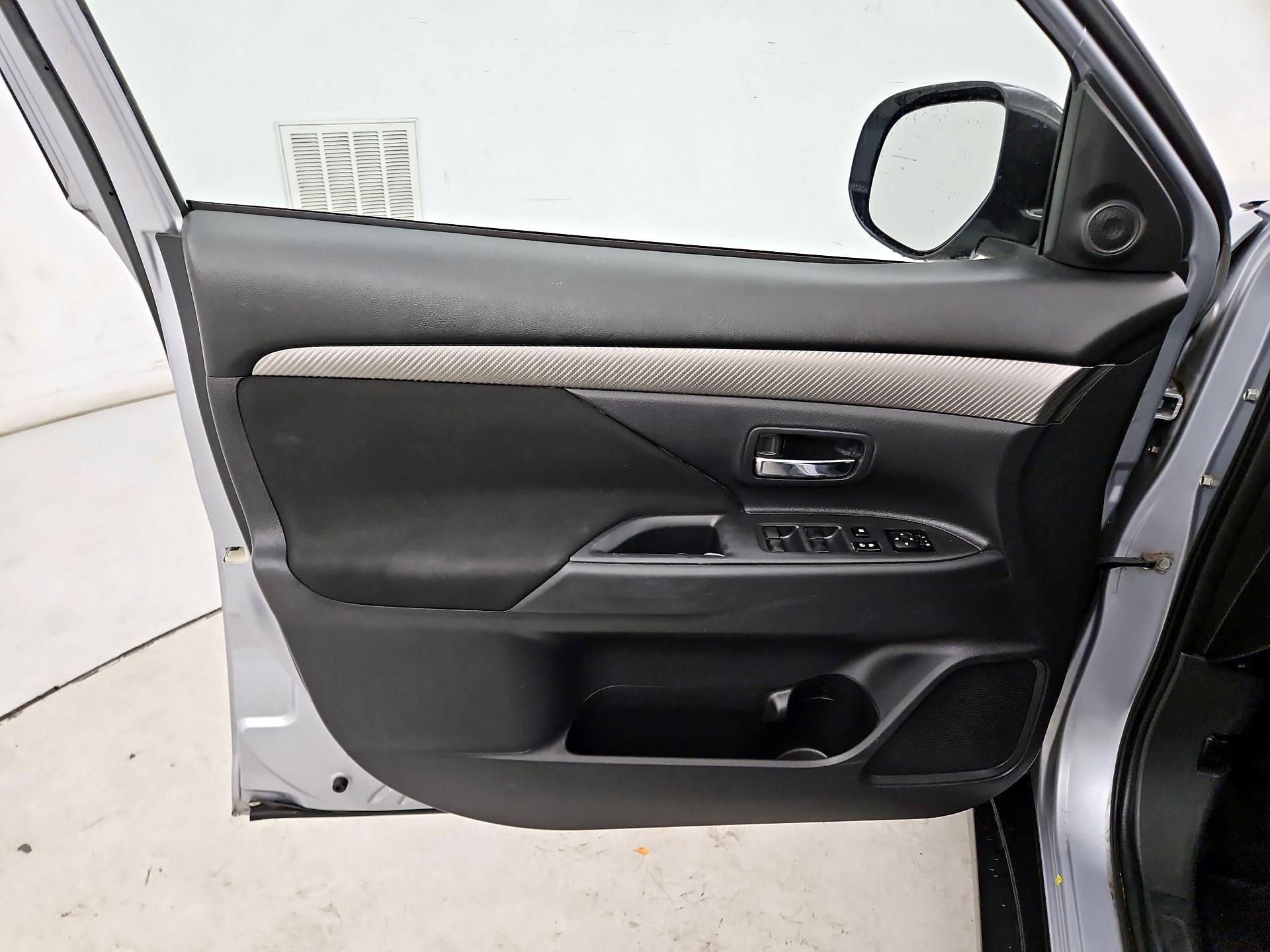 Thumbnail: 2014 Mitsubishi Outlander - 12