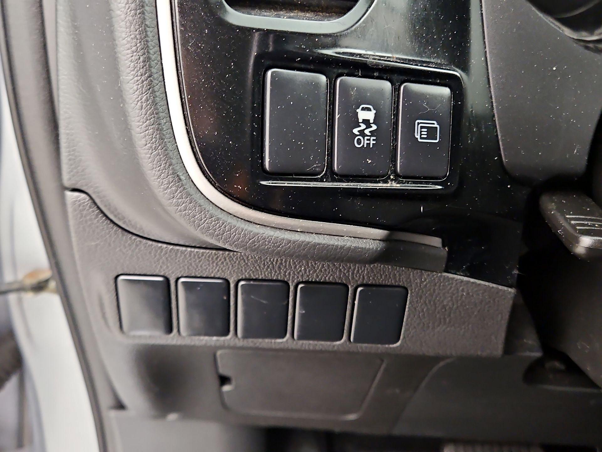 Thumbnail: 2014 Mitsubishi Outlander - 13