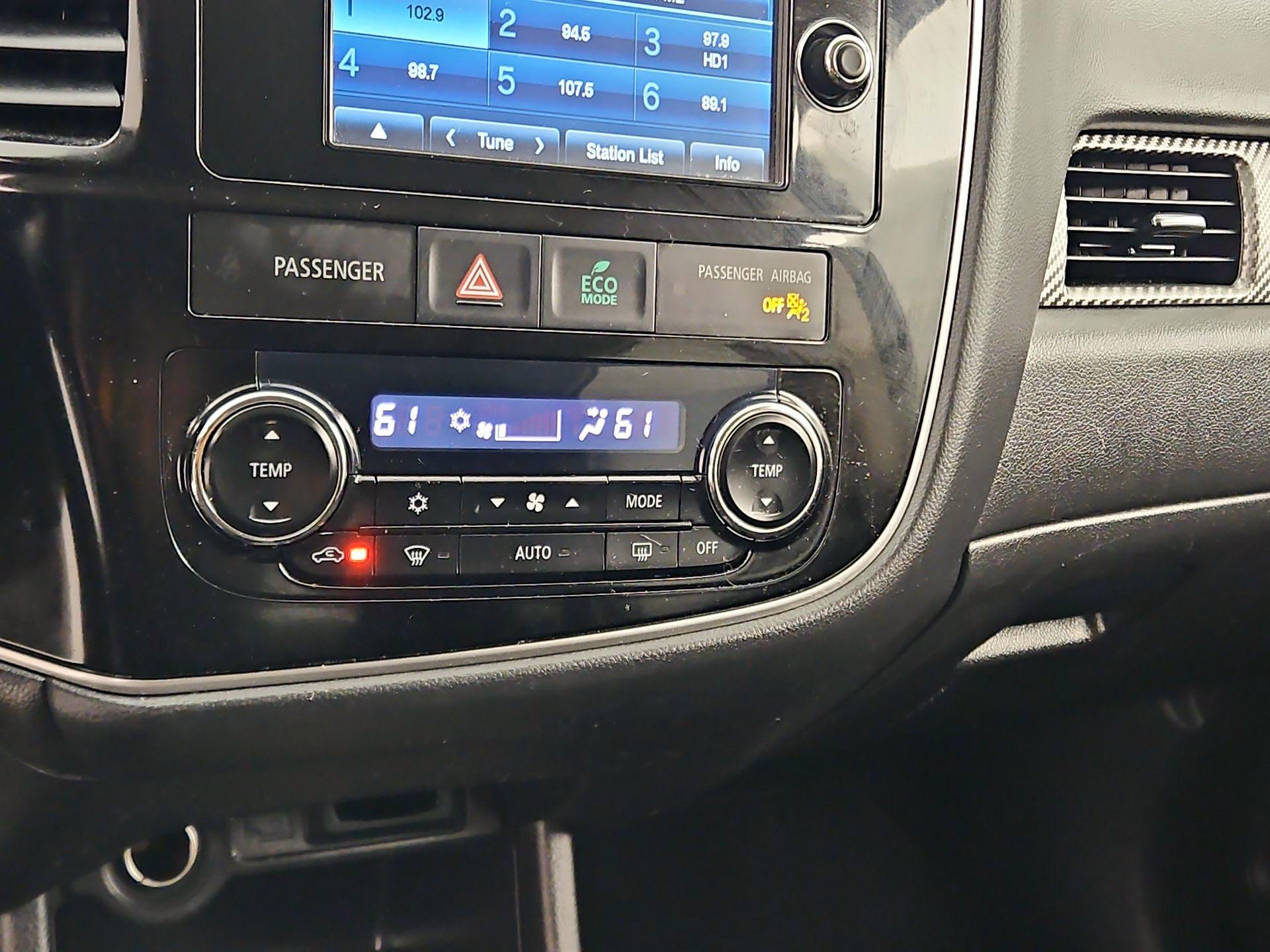 Thumbnail: 2014 Mitsubishi Outlander - 16