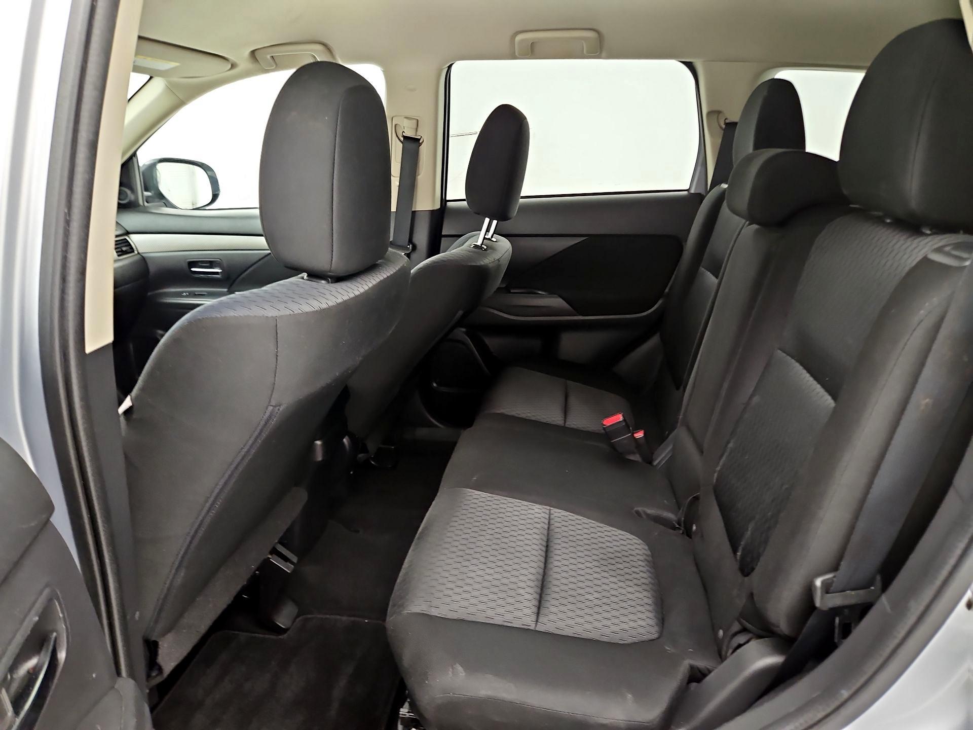Thumbnail: 2014 Mitsubishi Outlander - 18