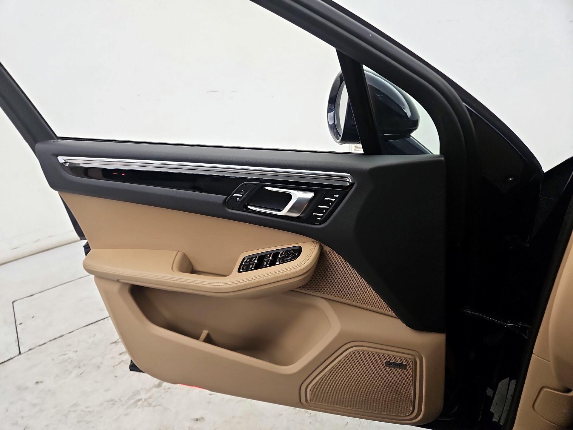Thumbnail: 2022 Porsche Macan - 12