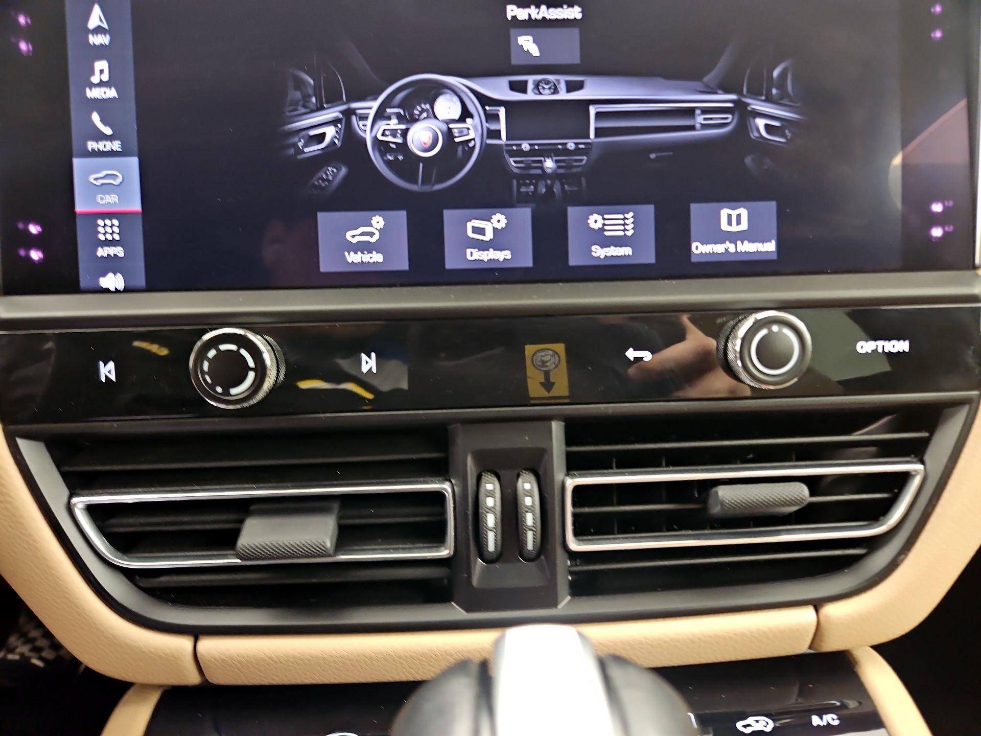 Thumbnail: 2022 Porsche Macan - 17