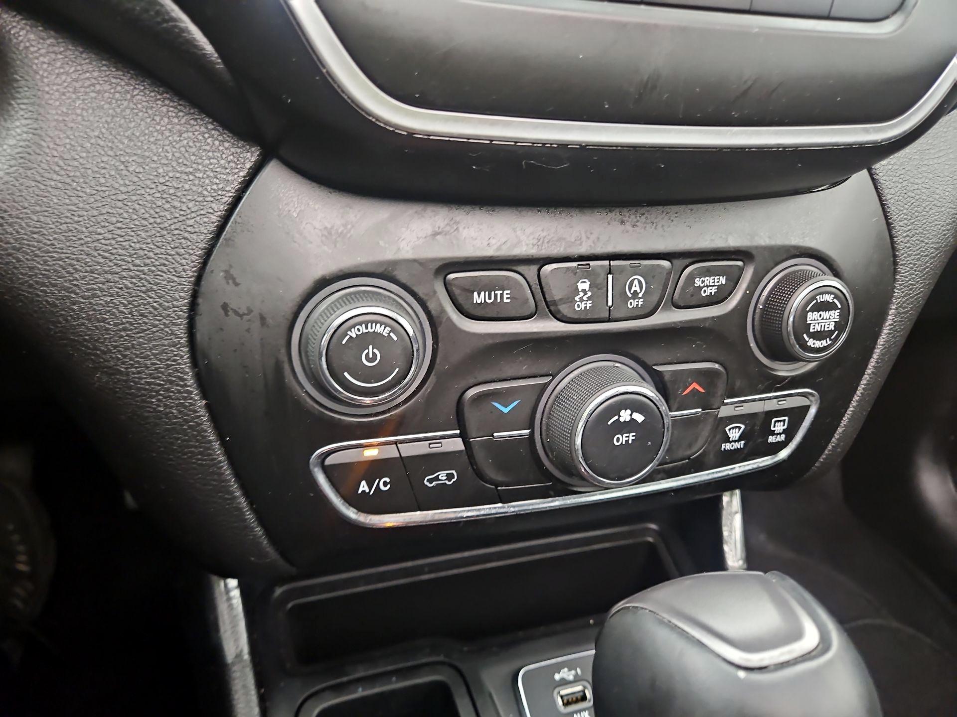 Thumbnail: 2021 Jeep Cherokee - 16