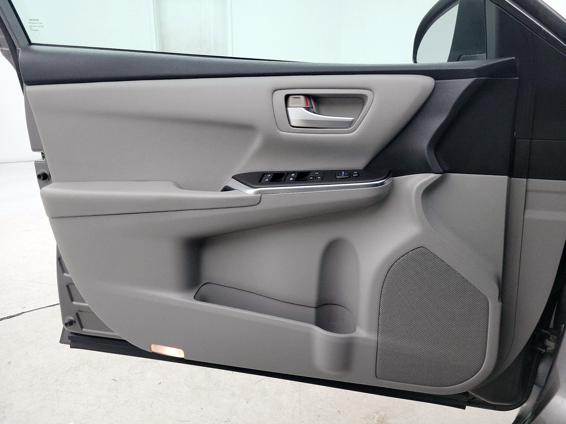 Thumbnail: 2016 Toyota Camry - 12
