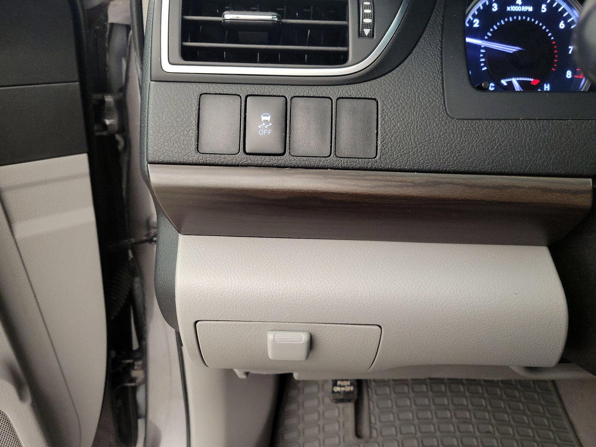 Thumbnail: 2016 Toyota Camry - 13