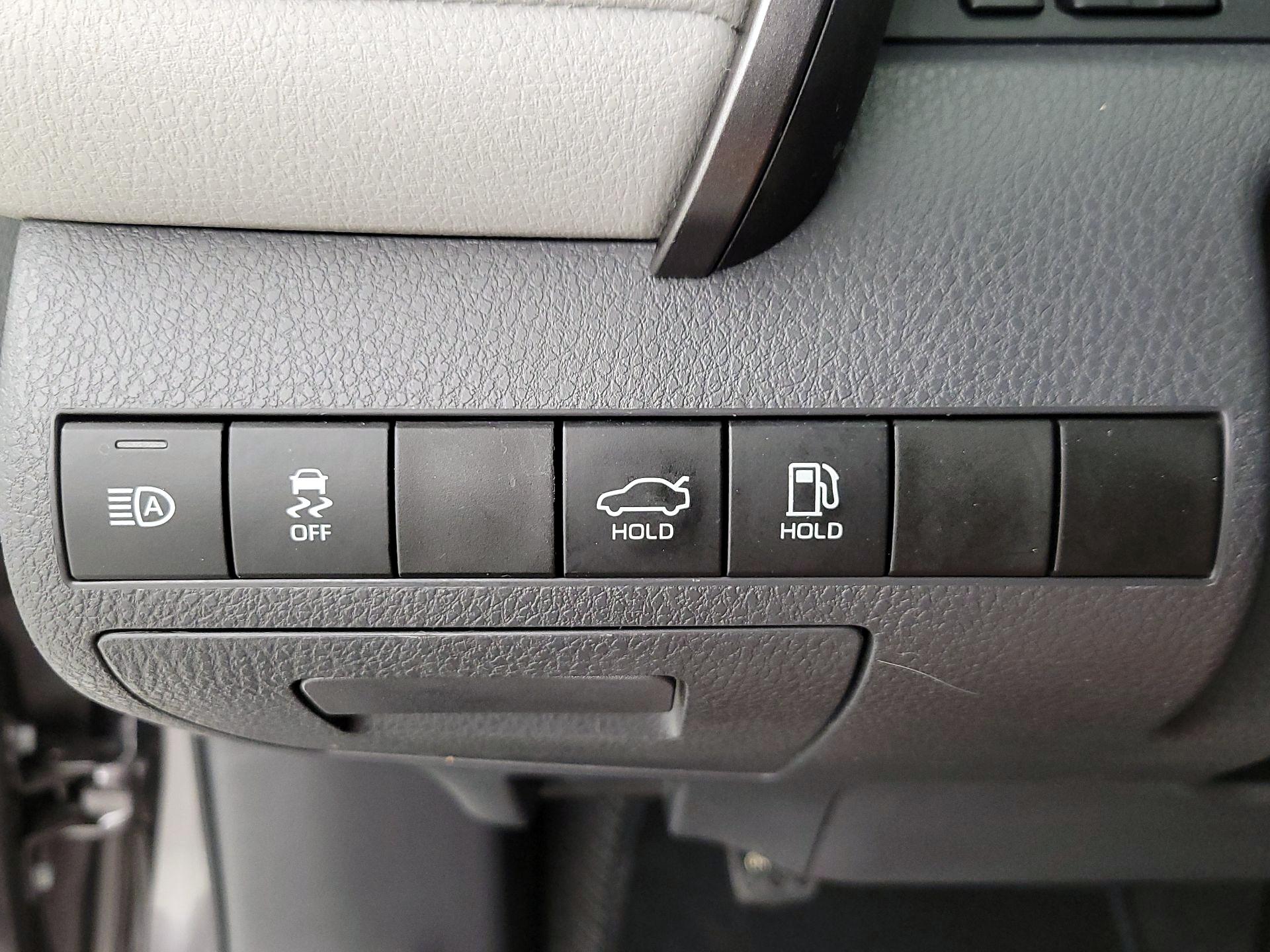 Thumbnail: 2019 Toyota Camry - 13