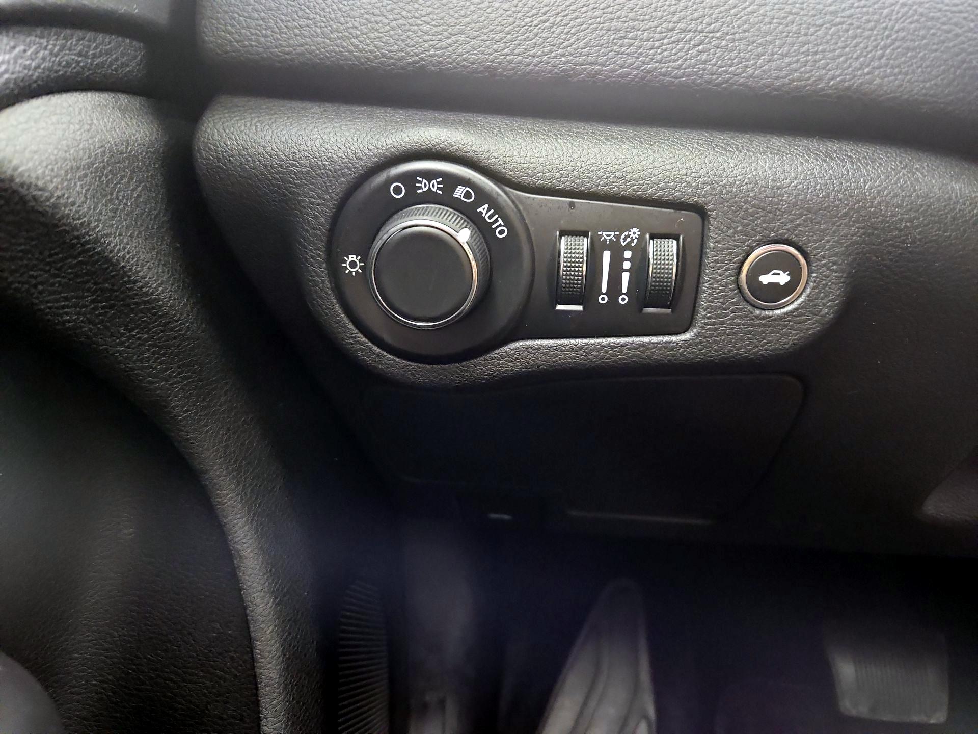 Thumbnail: 2015 Chrysler 200 - 13