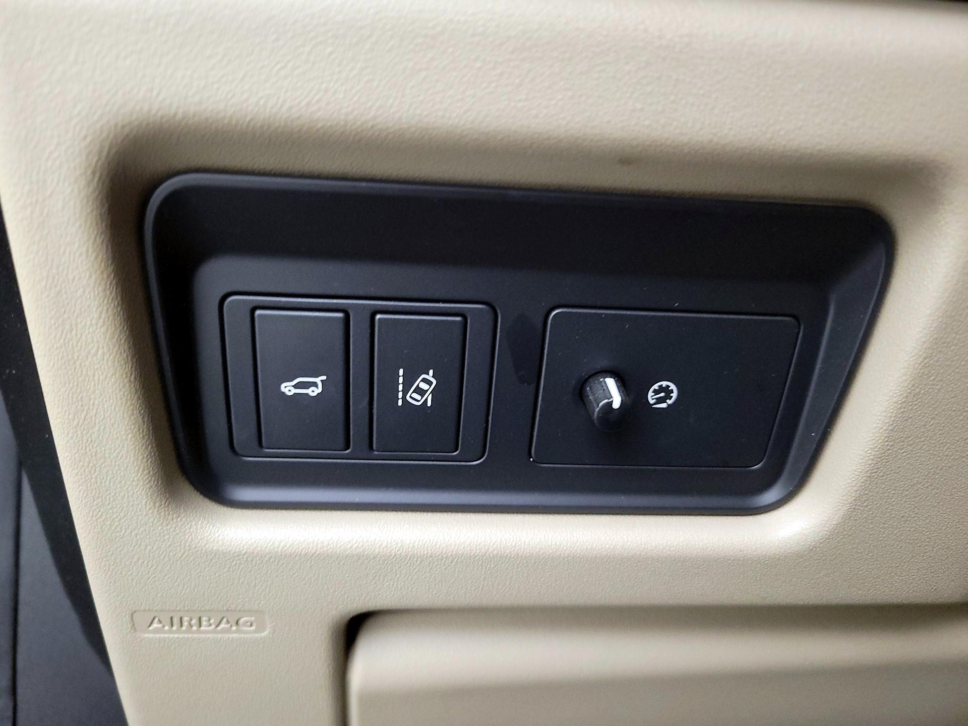 Thumbnail: 2016 Land Rover Discovery Sport - 13