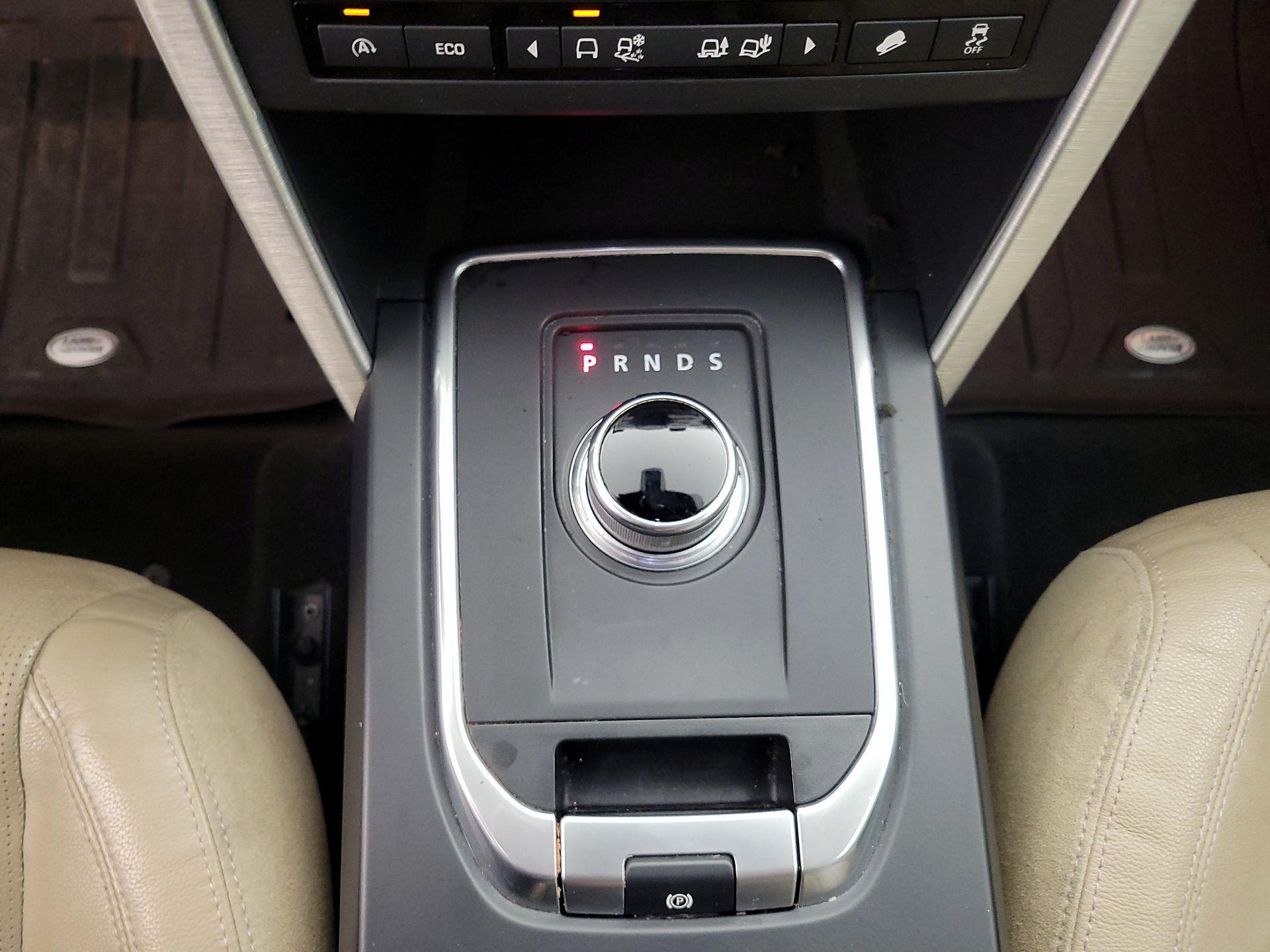 Thumbnail: 2016 Land Rover Discovery Sport - 17