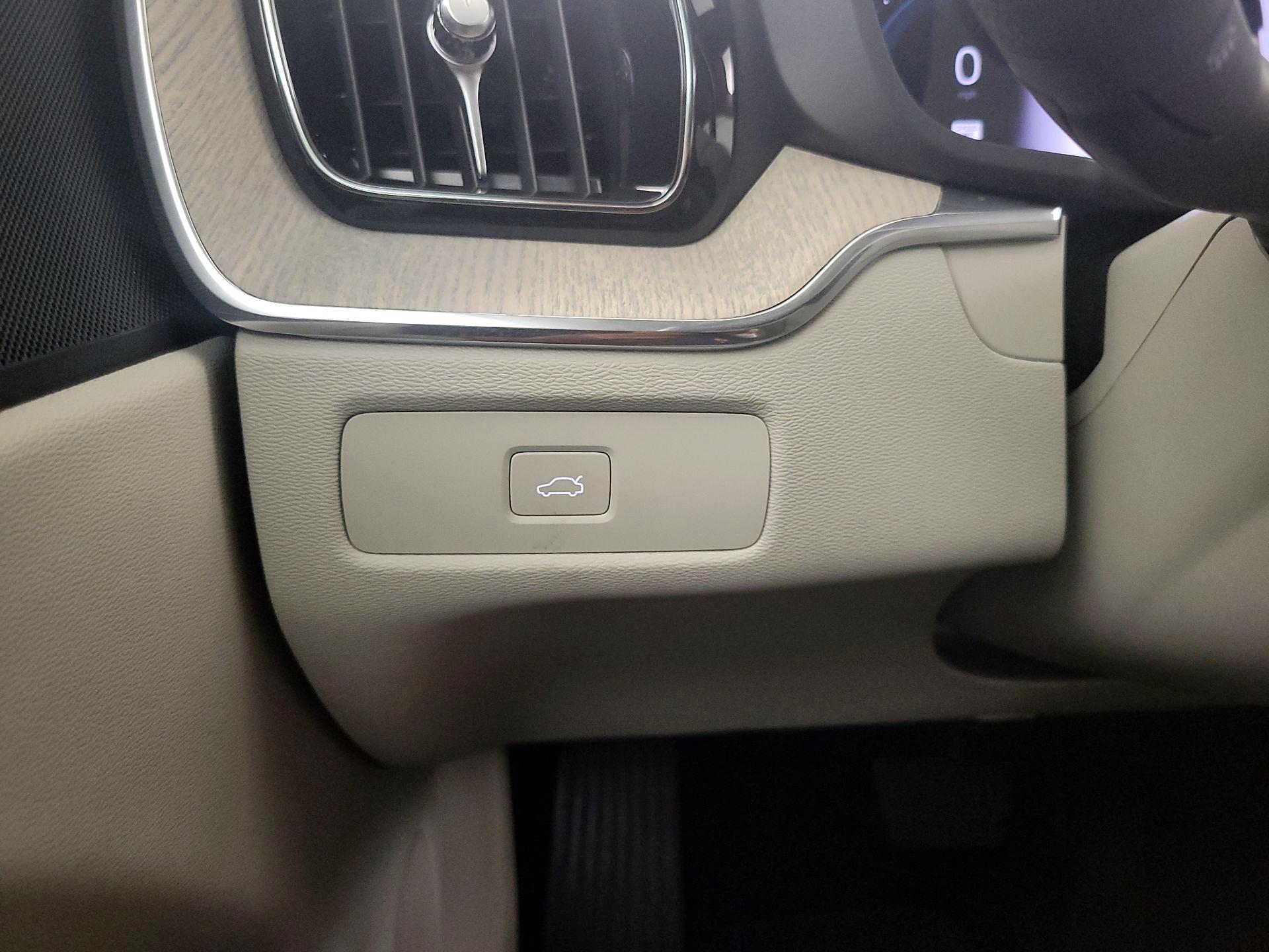 Thumbnail: 2023 Volvo XC60 - 13