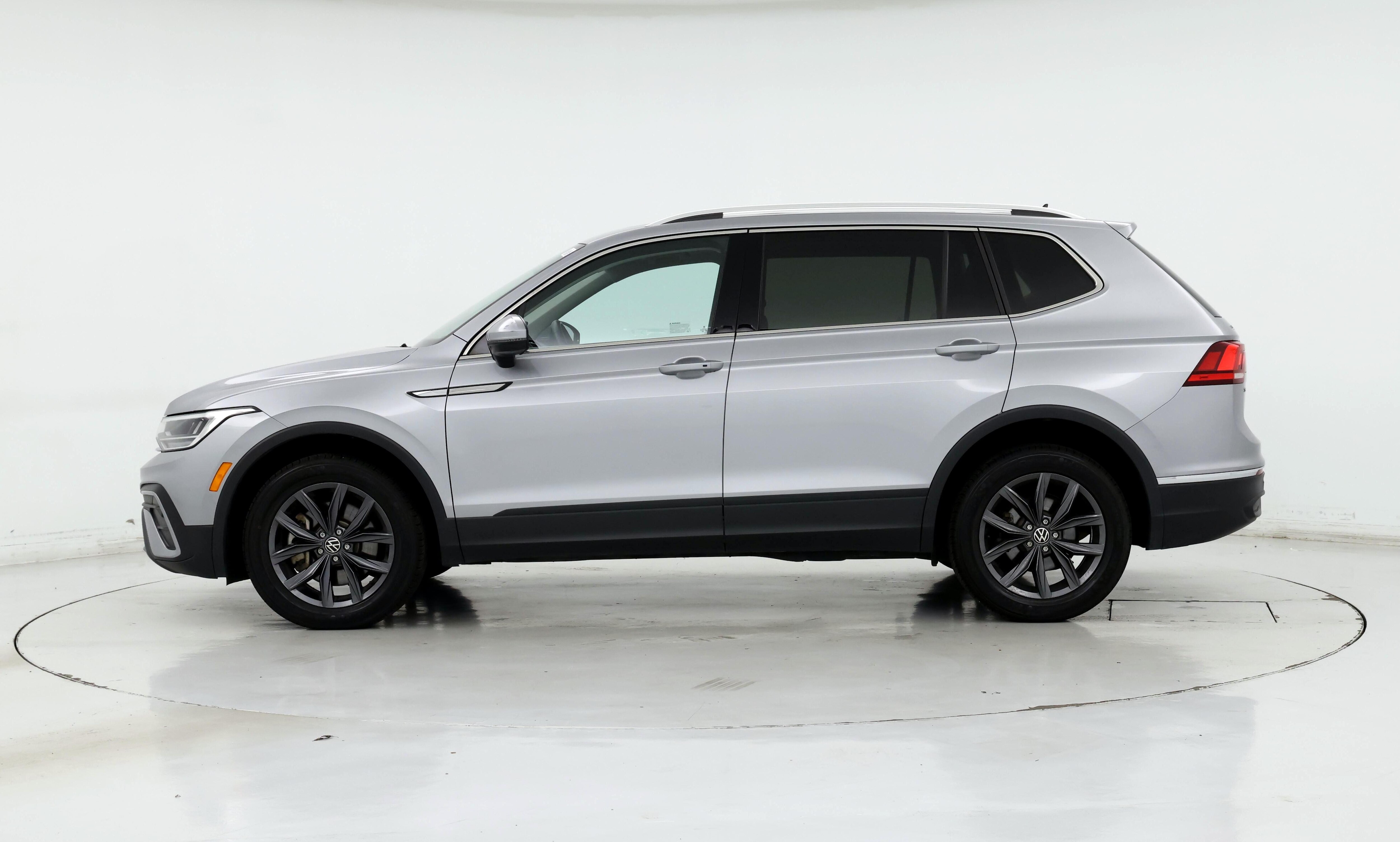 Thumbnail: 2022 Volkswagen Tiguan - 3