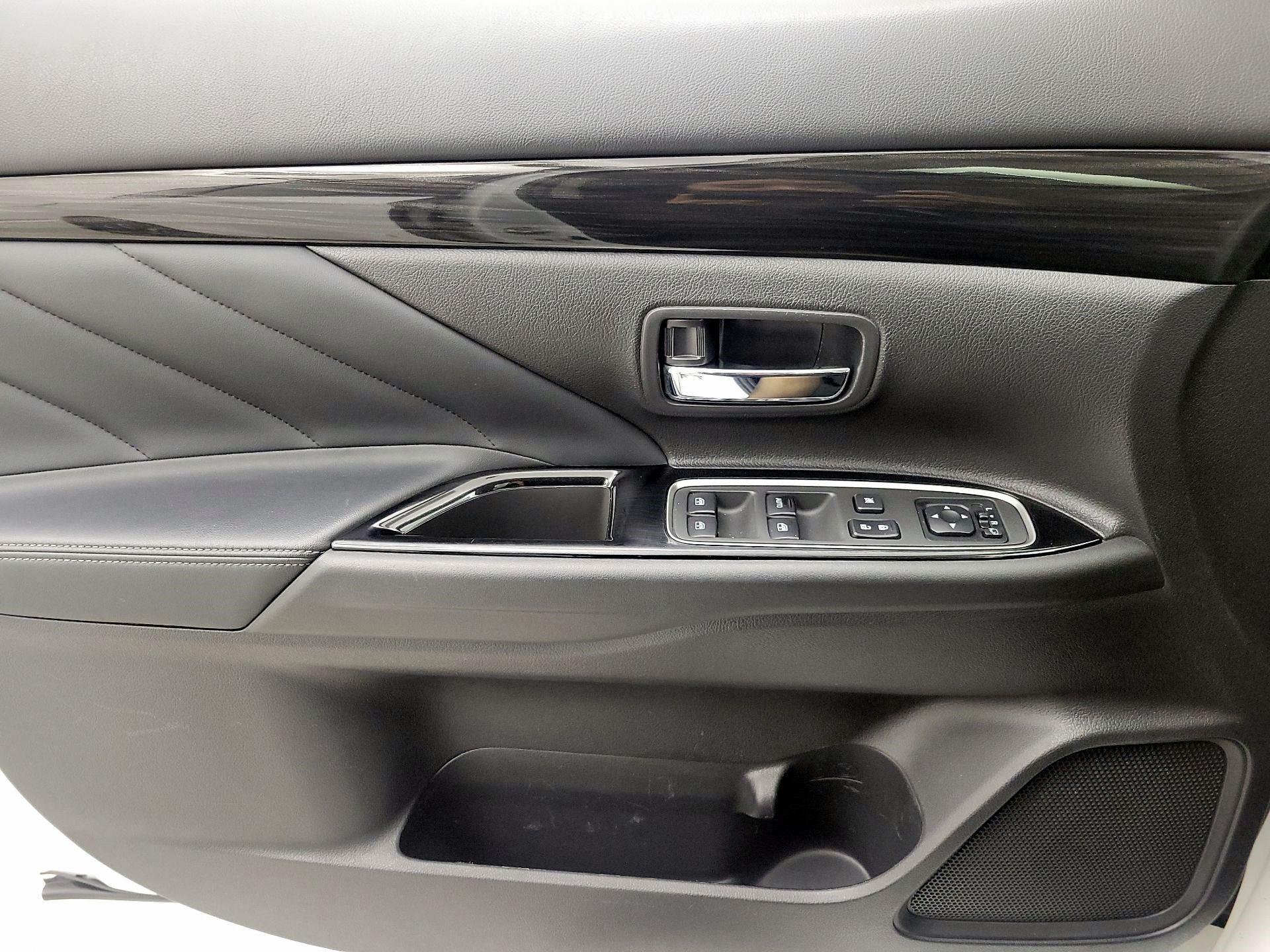 Thumbnail: 2018 Mitsubishi Outlander - 12