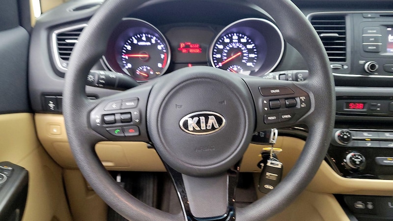 2015 Kia Sedona LX 10