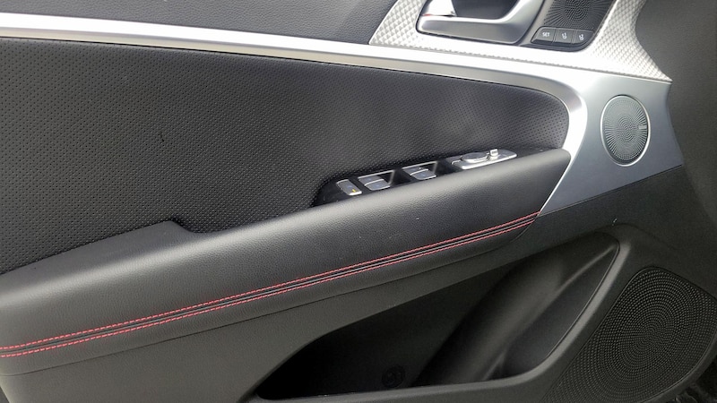 2023 Genesis G70 2.0T 12