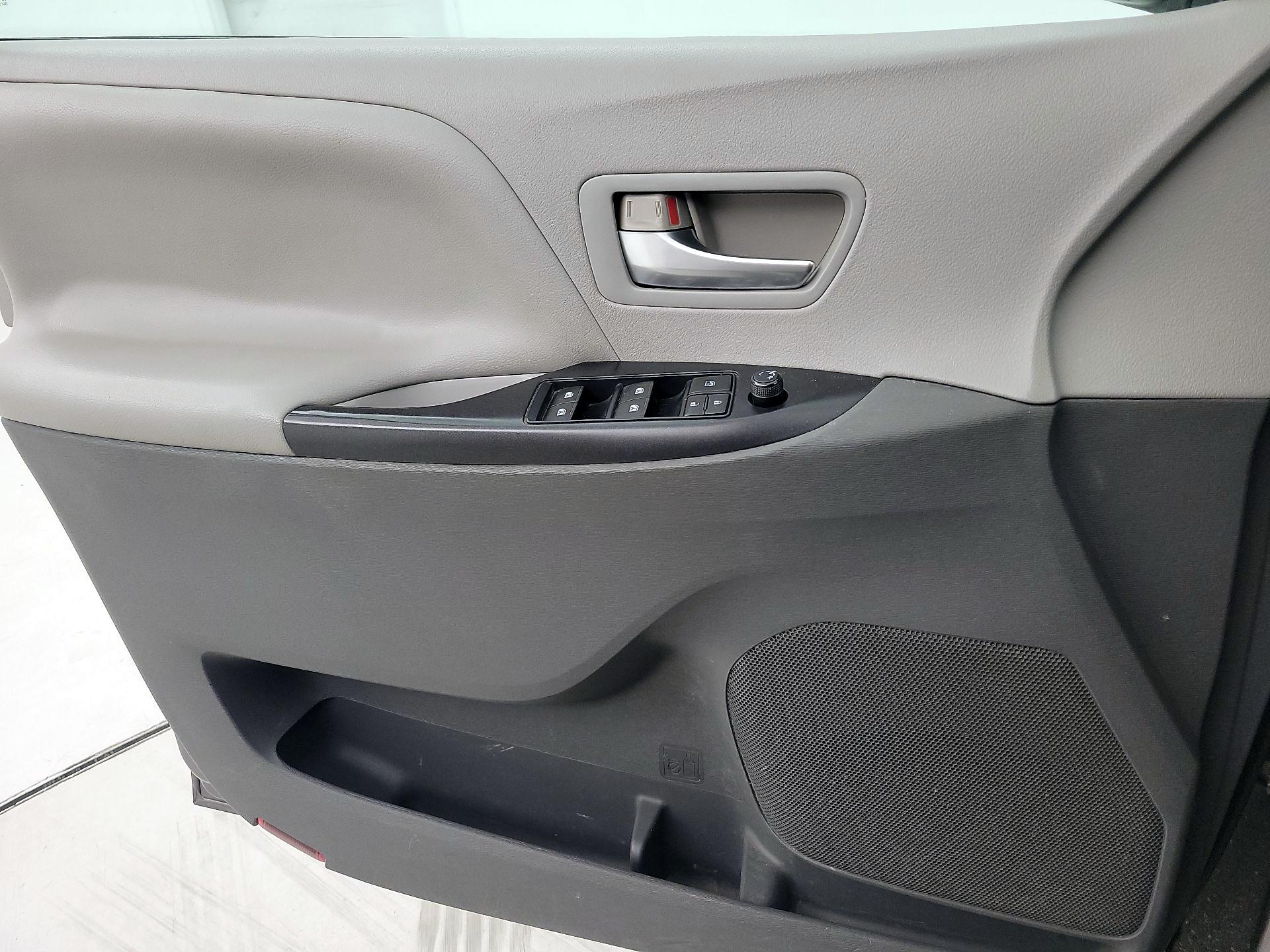 Thumbnail: 2015 Toyota Sienna - 12