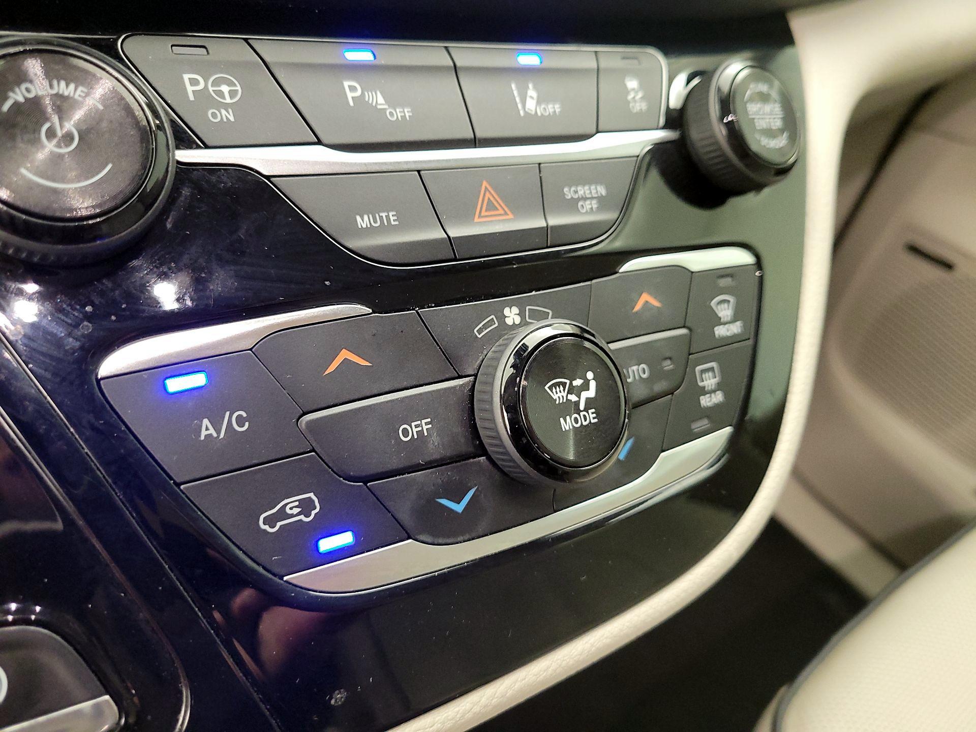 Thumbnail: 2018 Chrysler Pacifica - 17