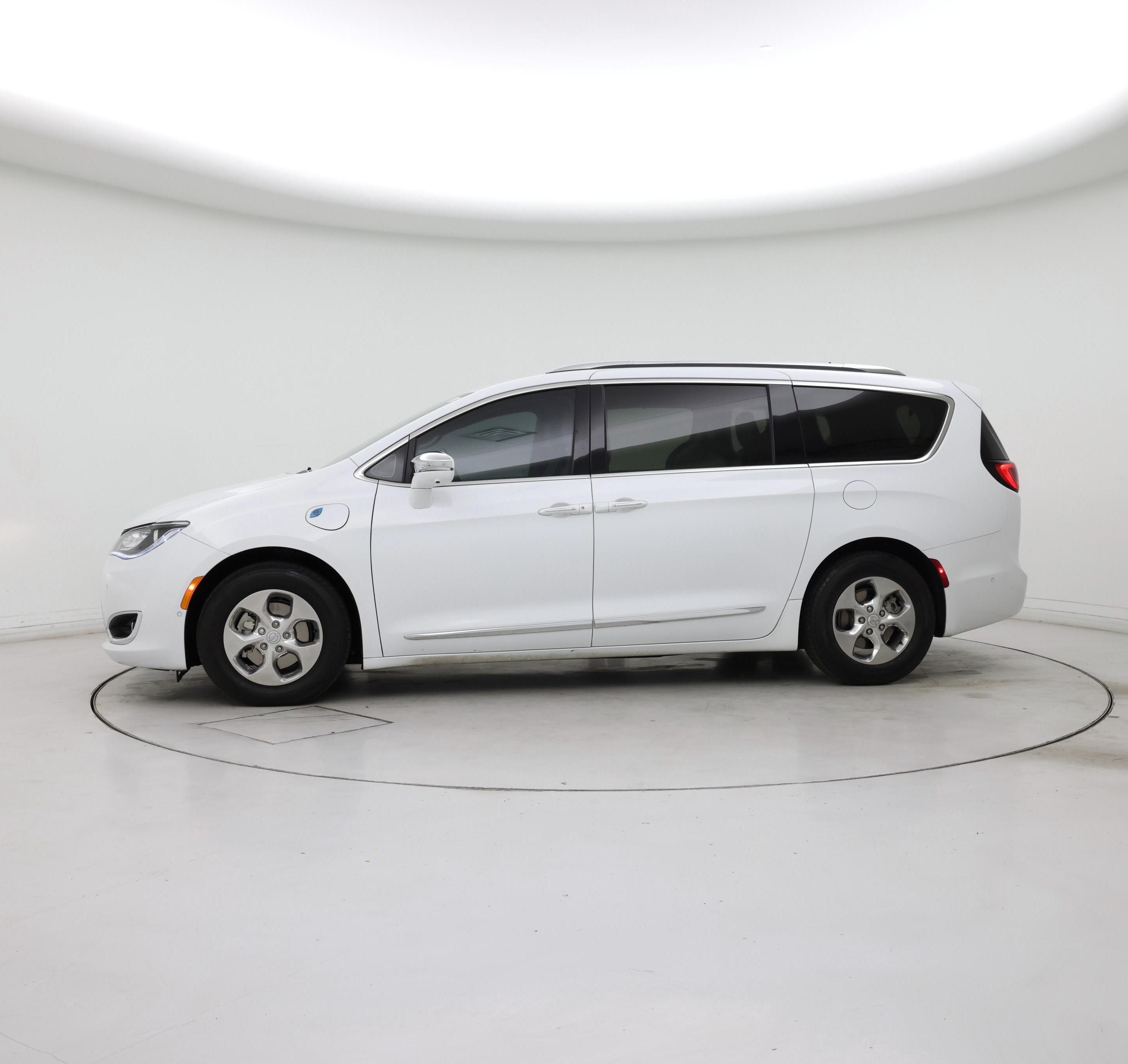 Thumbnail: 2018 Chrysler Pacifica - 3