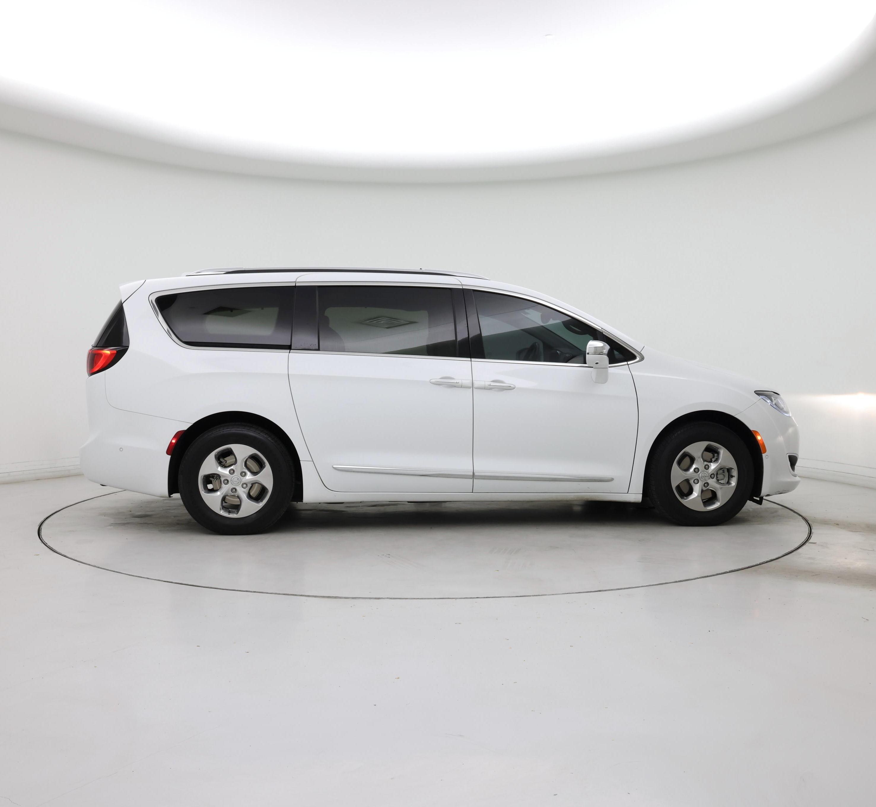 Thumbnail: 2018 Chrysler Pacifica - 7