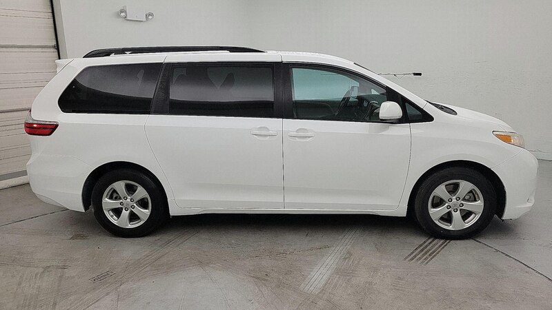 2015 Toyota Sienna LE 4