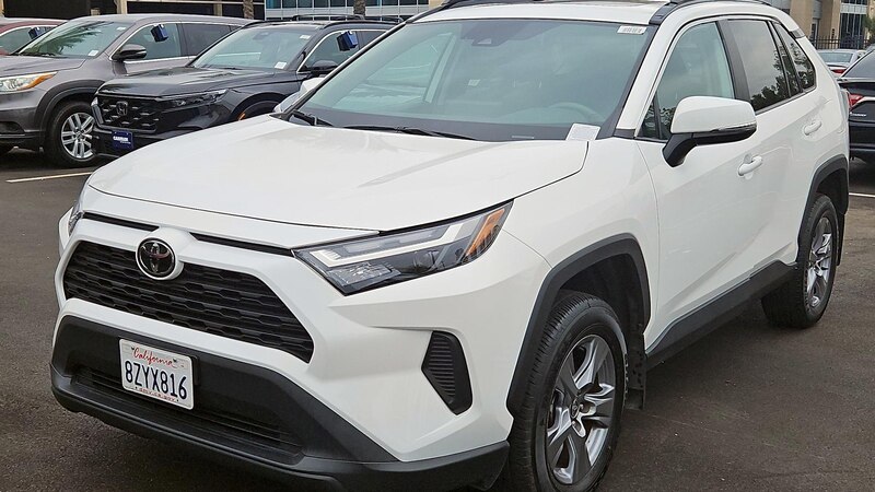 2022 Toyota RAV4 XLE 3