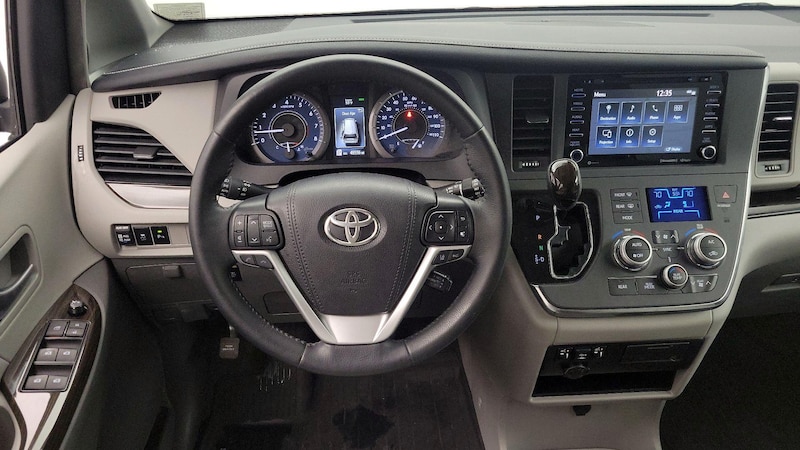 2019 Toyota Sienna XLE 10