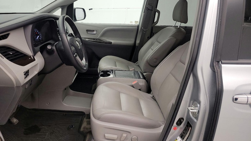 2019 Toyota Sienna XLE 11