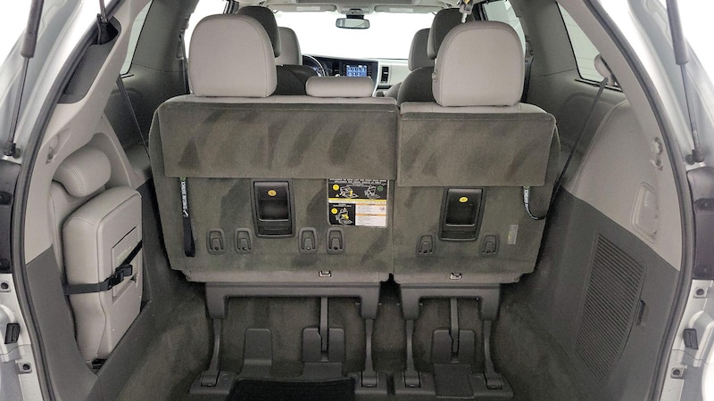 2019 Toyota Sienna XLE 23