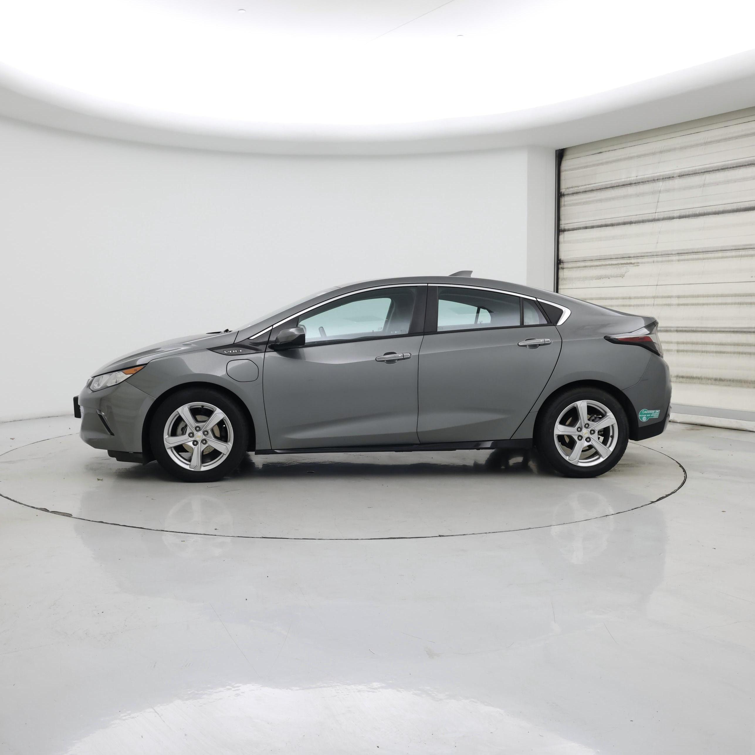 Thumbnail: 2017 Chevrolet Volt - 3