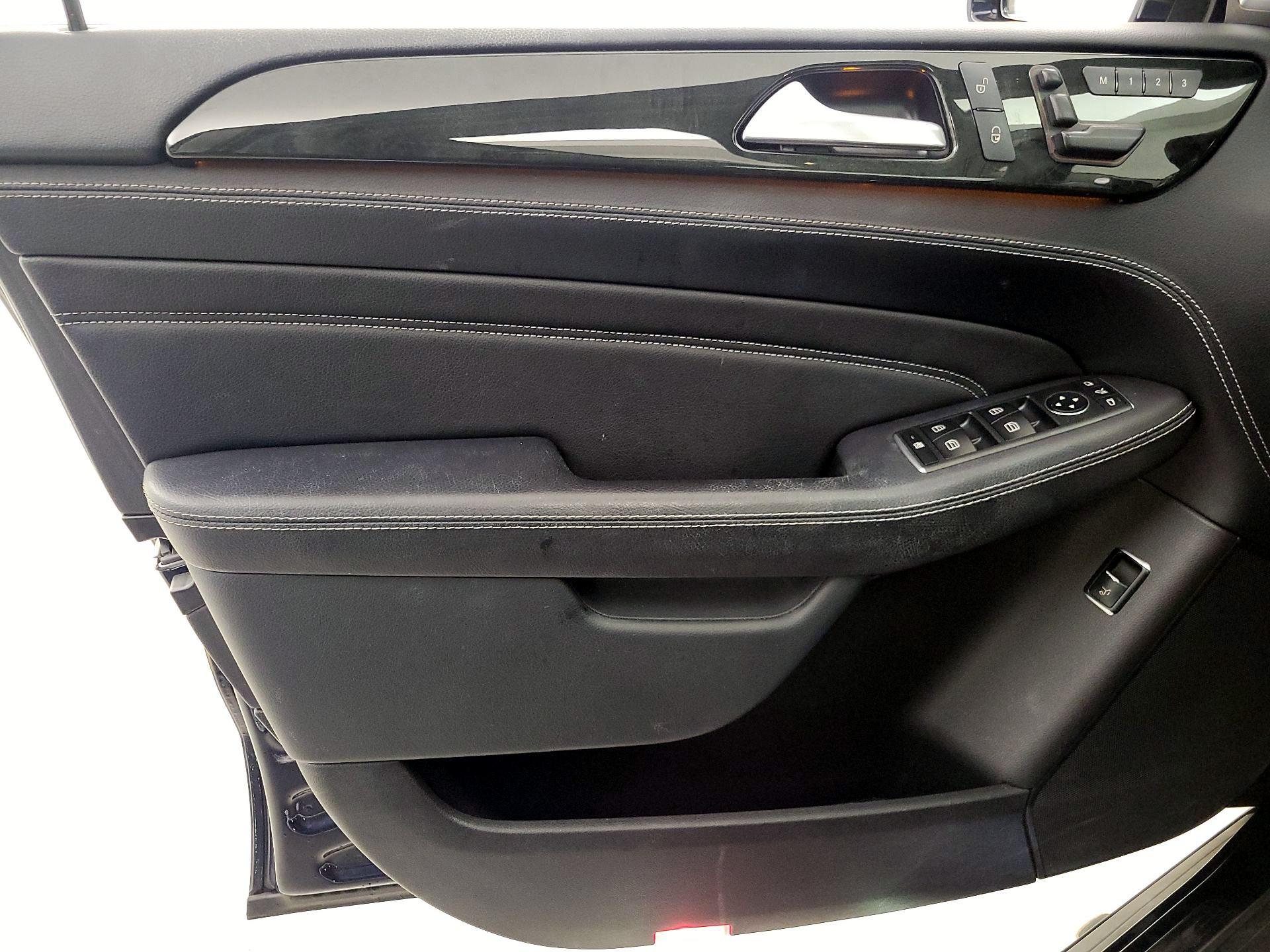 Thumbnail: 2015 Mercedes-Benz M-Class - 12
