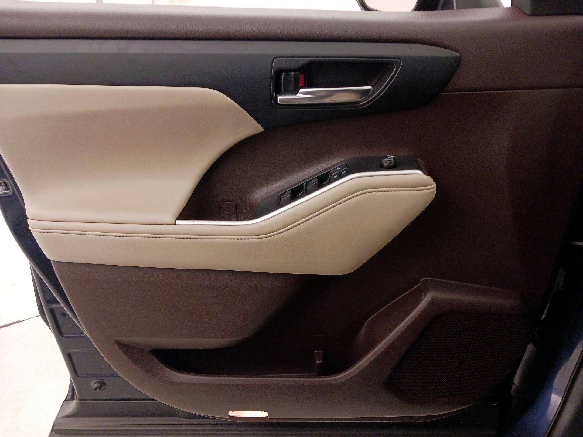 Thumbnail: 2021 Toyota Highlander - 12
