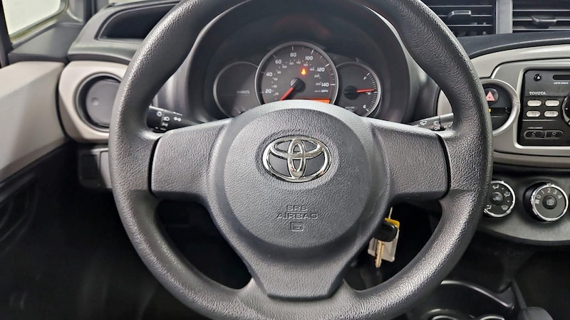 2013 Toyota Yaris L 10